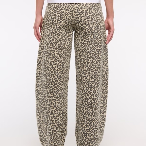 Abercrombie & Fitch Animal Print Mid-Rise Barrel Jeans - Picture 5 of 6